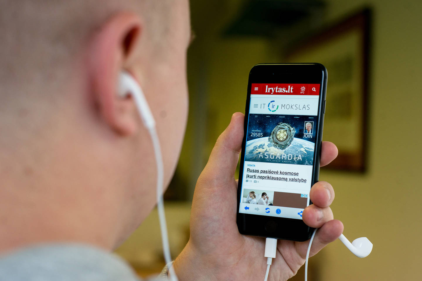 Bandydami išplėšti telefoną, mokiniai stumtelėjo mergaitę, ji virto ir susižalojo.