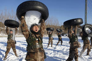 Kinai įsuko apsaugininkų verslą – užsienyje sėja karius-smogikus