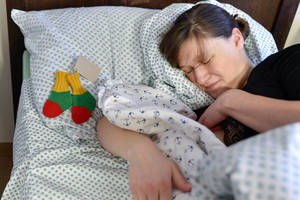 Vilniaus naujagimiams suomių moterys primezgė trispalvių kojinaičių