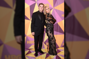 Viešbučių paveldėtoja Paris Hilton tiki radusi pasakų princą