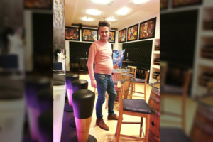 Papilnėjęs Ąžuolas Žvagulis iš bičiulio sulaukė šmaikščios dovanos