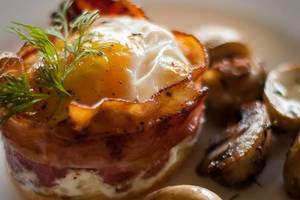 Kiaušiniai šoninės krepšeliuose: iš kasdienių produktų – šventiški pusryčiai