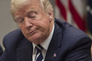 Žiniasklaida: Donaldas Trumpas apsisprendė tęsti sankcijų Iranui švelninimo režimą