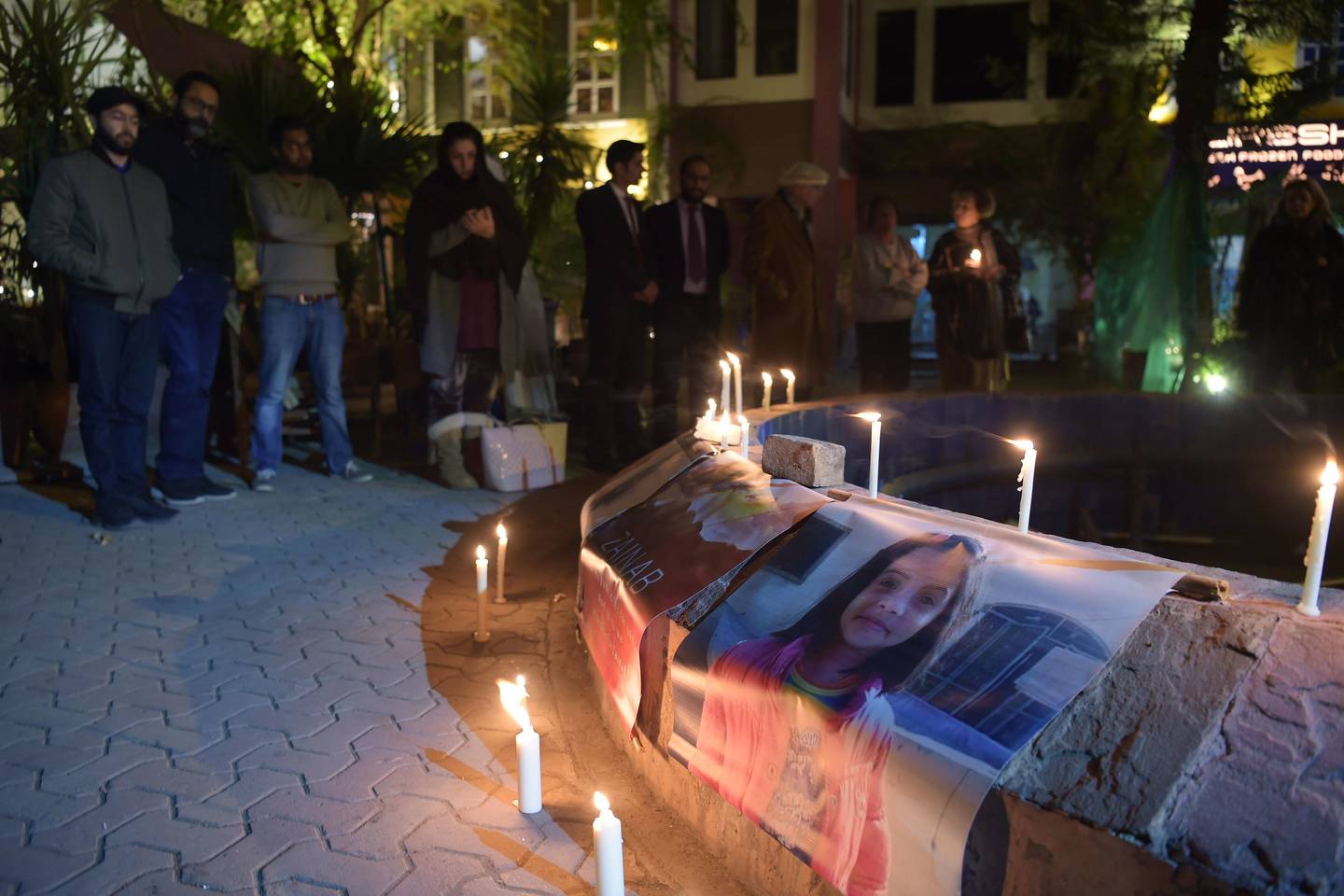  Pakistaniečiai pagerbė žuvusios mergaitės atminimą.<br> AFP/„Scanpix“ nuotr.