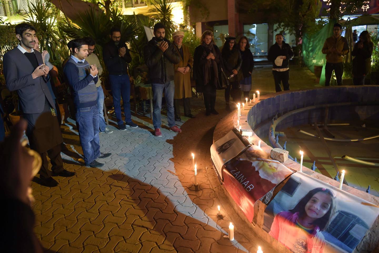  Pakistaniečiai pagerbė žuvusios mergaitės atminimą.<br> AFP/„Scanpix“ nuotr.