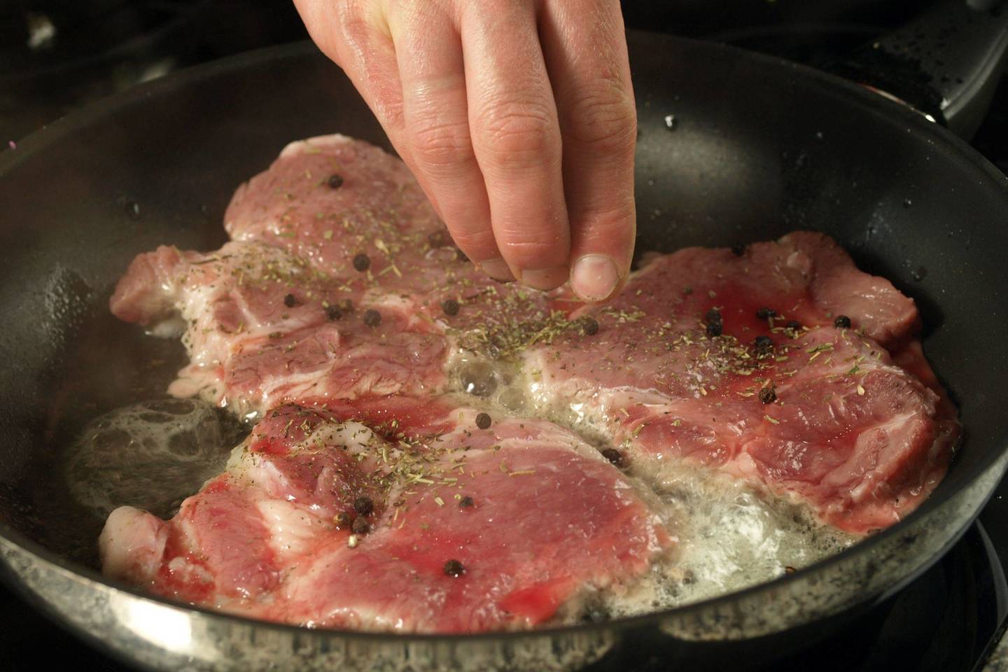 Jeigu norite iškepti mėsą taip, kad plutelė būtų traški, į keptuvę dėkite tik tiek mėsos gabalėlių, kad jie nesiliestų vienas su kitu.<br> 123rf.com nuotr.