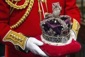Brangakmeniai nuo Britanijos karūnos per Antrąjį pasaulinį karą buvo slepiami sausainių dėžutėje 