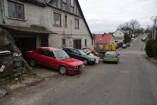 Trumpos žinios: nuslydus domkratui mirtinai sužalotas BMW remontavęs kaunietis