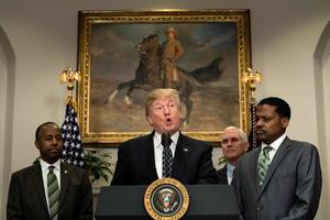 Donaldas Trumpas pratęsė sankcijų Iranui švelninimo režimą