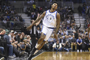 „Warriors“ ir be savo lyderio svečiuose patiesė „Milwaukee Bucks“ ekipą