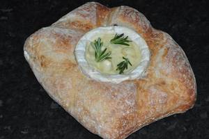 Duonoje keptas sūris: užkandis, nuo stalo dingstantis akimirksniu