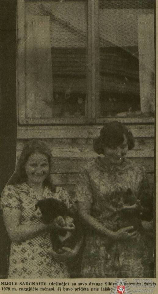 Nijolė Felicija Sadūnaitė (dešinėje) tremtyje Sibire su savo drauge. 1979 m. rugpjūčio mėn. Nuotrauka paskelbta Kanados lietuvių savaitraštyje  „Tėviškės žiburiai“, 1980 m. kovo 13 d., Nr. 11 (1570).<br> Lietuvos ypatingojo archyvo nuotr.