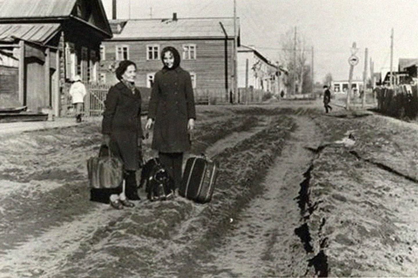 Nijolė Felicija Sadūnaitė ir ją tremtyje aplankiusi Bronė Kibickaitė. Bogučanų gyvenvietė, Krasnojarsko sritis. 1977 m.<br> Lietuvos ypatingojo archyvo nuotr.