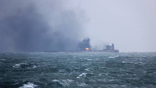 Rytų Kinijos Jūroje degančiame tanklaivyje rasti dar du lavonai