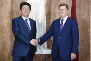 Vizito Latvijoje metu Shinzo Abe ragino didinti spaudimą Šiaurės Korėjai