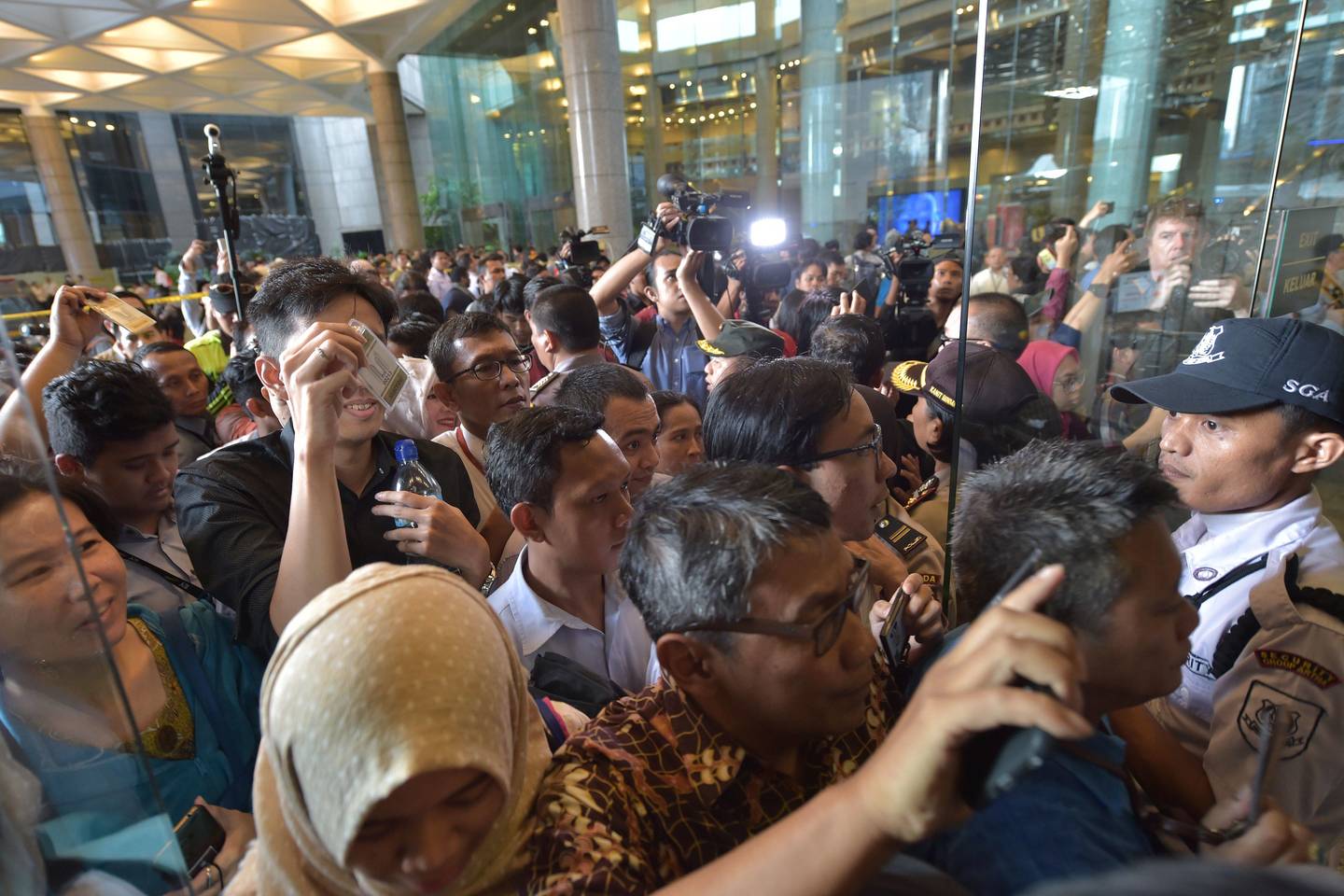 Indonezijos vertybinių popierių biržoje pirmadienį įgriuvus grindims ir nuolaužoms pasipylus į pastato vestibiulį daugiau kaip 50 žmonių buvo sužeisti