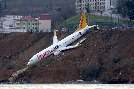 Nufilmuota, kas dėjosi Turkijoje nuo nusileidimo tako nuslydusiame lėktuve