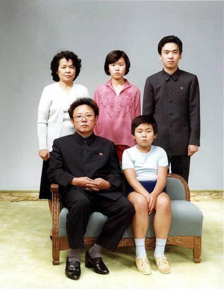 Kim Jong Unas, Šiaurės Korėjos lyderis (šalia tėvo).