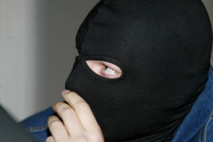 Kaukėti nusikaltėliai moterį apiplėšė jos pačios namuose