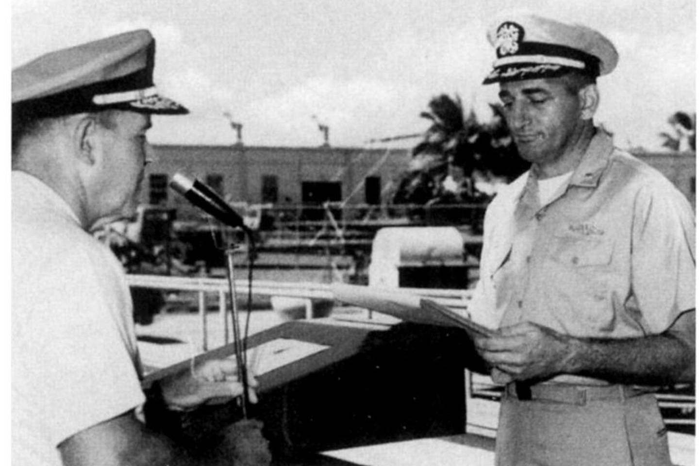 Komandoras C. Edwardas Moore‘as, vadovavęs „Halibut“ ir radęs nuskendusį sovietų povandeninį laivą, po šio žygio stovi prieš admirolą Johną Hylandą (kairėje) ir priima apdovanojimą – prezidento padėkos raštą.<br>Leidėjų nuotr.