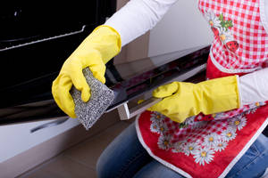 Prieš blizgindami orkaitę susiraskite lipnios plėvelės – pravers