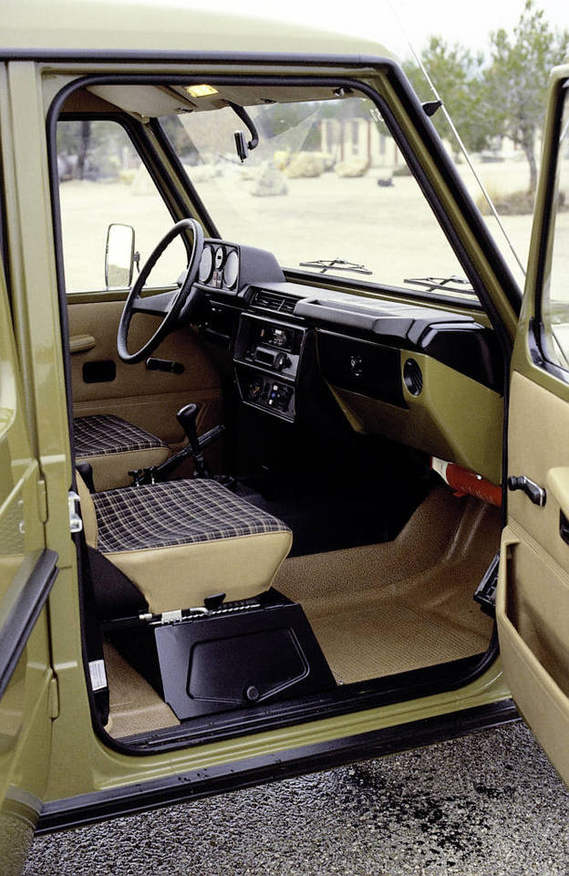 „Mercedes-Benz“ išlaikė griežtą G klasės visureigio stilių, tačiau aprūpino jį šiuolaikišką įranga.<br>Gamintojo nuotr.