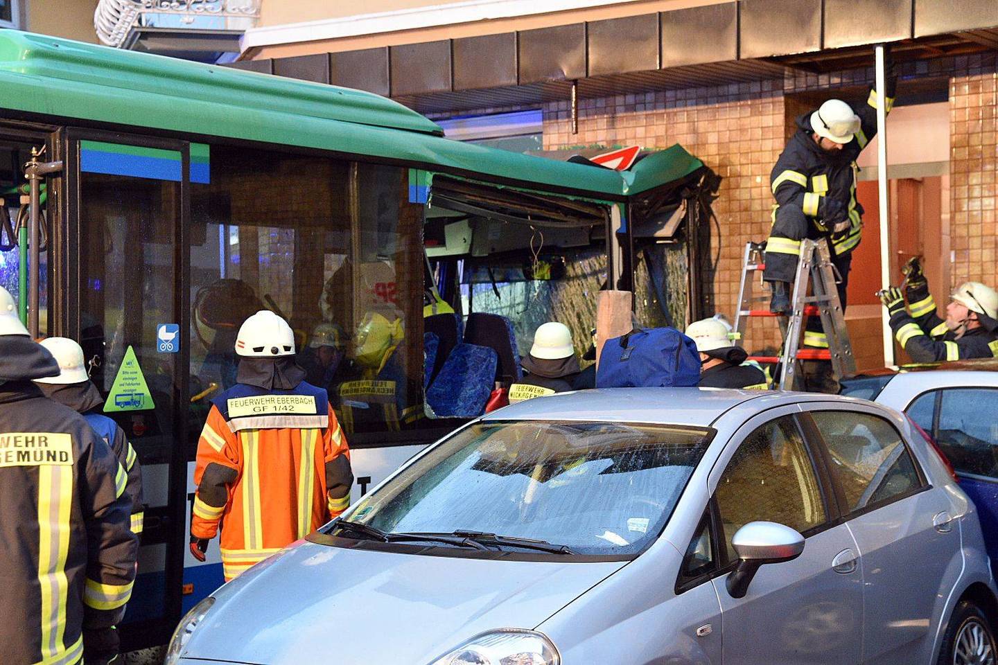 Autobusas trenkėsi į namą.