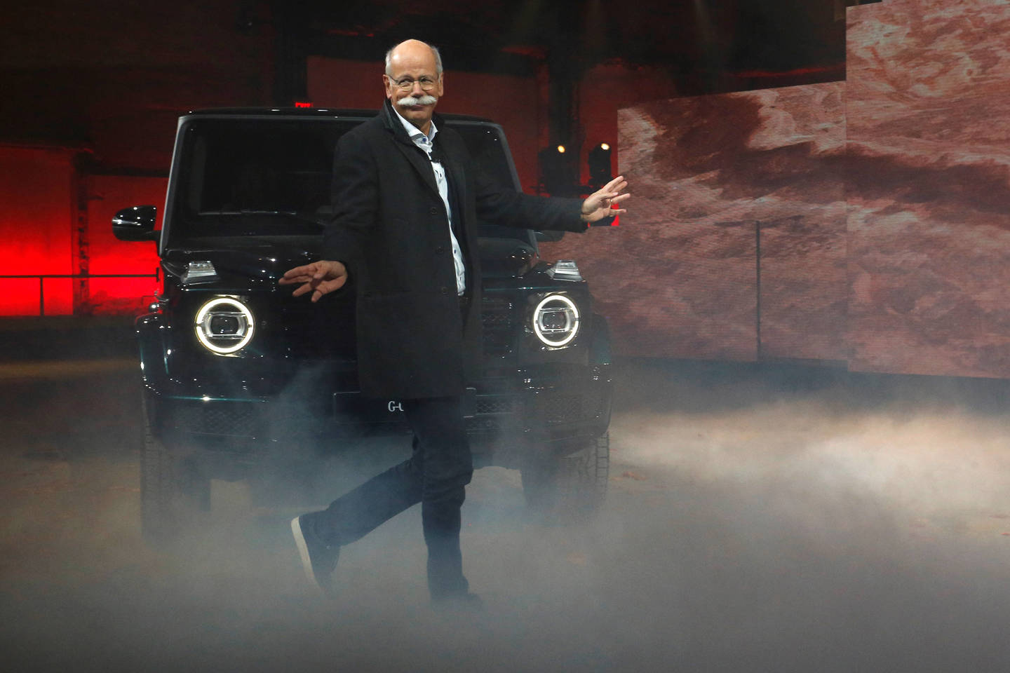  „Daimler" vadovas Dieteris Zetsche ir Arnoldas Schwarzeneggeris pristatė naująją G klasę.<br>Reuters/Scanpix nuotr.