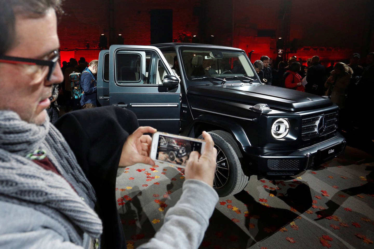  „Daimler" vadovas Dieteris Zetsche ir Arnoldas Schwarzeneggeris pristatė naująją G klasę.<br>Reuters/Scanpix nuotr.