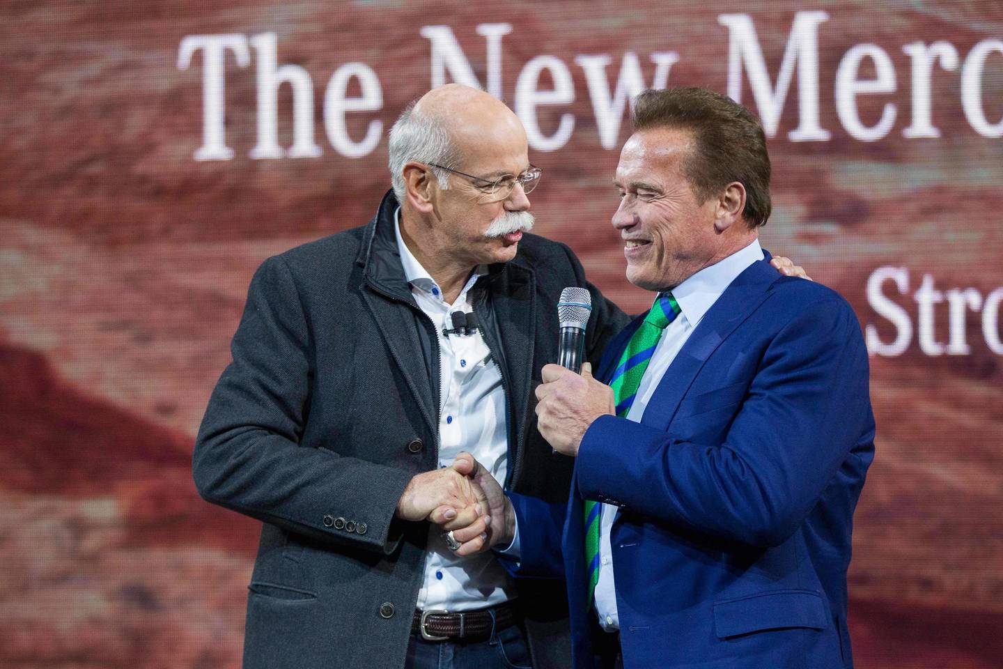  „Daimler" vadovas Dieteris Zetsche ir Arnoldas Schwarzeneggeris pristatė naująją G klasę.<br> AFP/Scanpix nuotr.