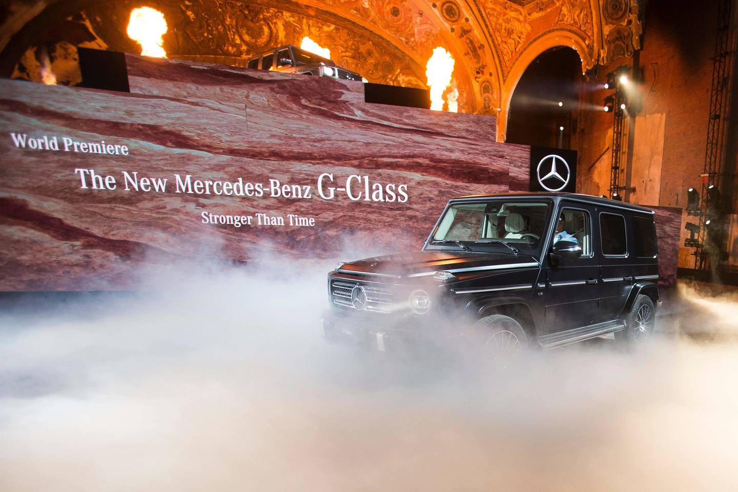  „Daimler" vadovas Dieteris Zetsche ir Arnoldas Schwarzeneggeris pristatė naująją G klasę.<br> AFP/Scanpix nuotr.