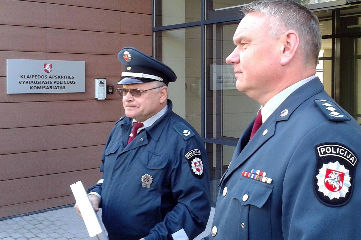 Klaipėdos apskrities policijos viršininkas Alfonsas Motuzas (dešinėje) tvirtina, kad sąžiningi pareigūnai žino, ką reikia daryti susidūrus su kyšininkais.