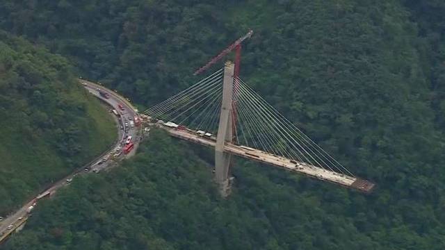 Tragiška nelaimė Kolumbijoje – sugriuvus statomam tiltui žuvo 10 darbininkų