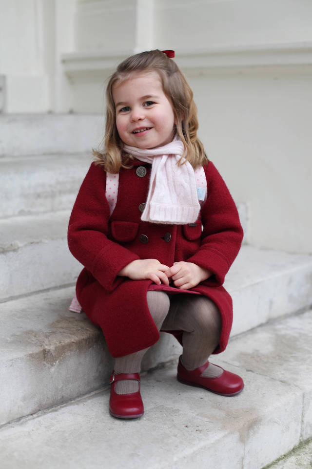  Princesė Charlotte jau moka kelis žodžius ispaniškai ir mėgsta vadovauti broliui princui George'ui.<br> ViDA Press nuotr.