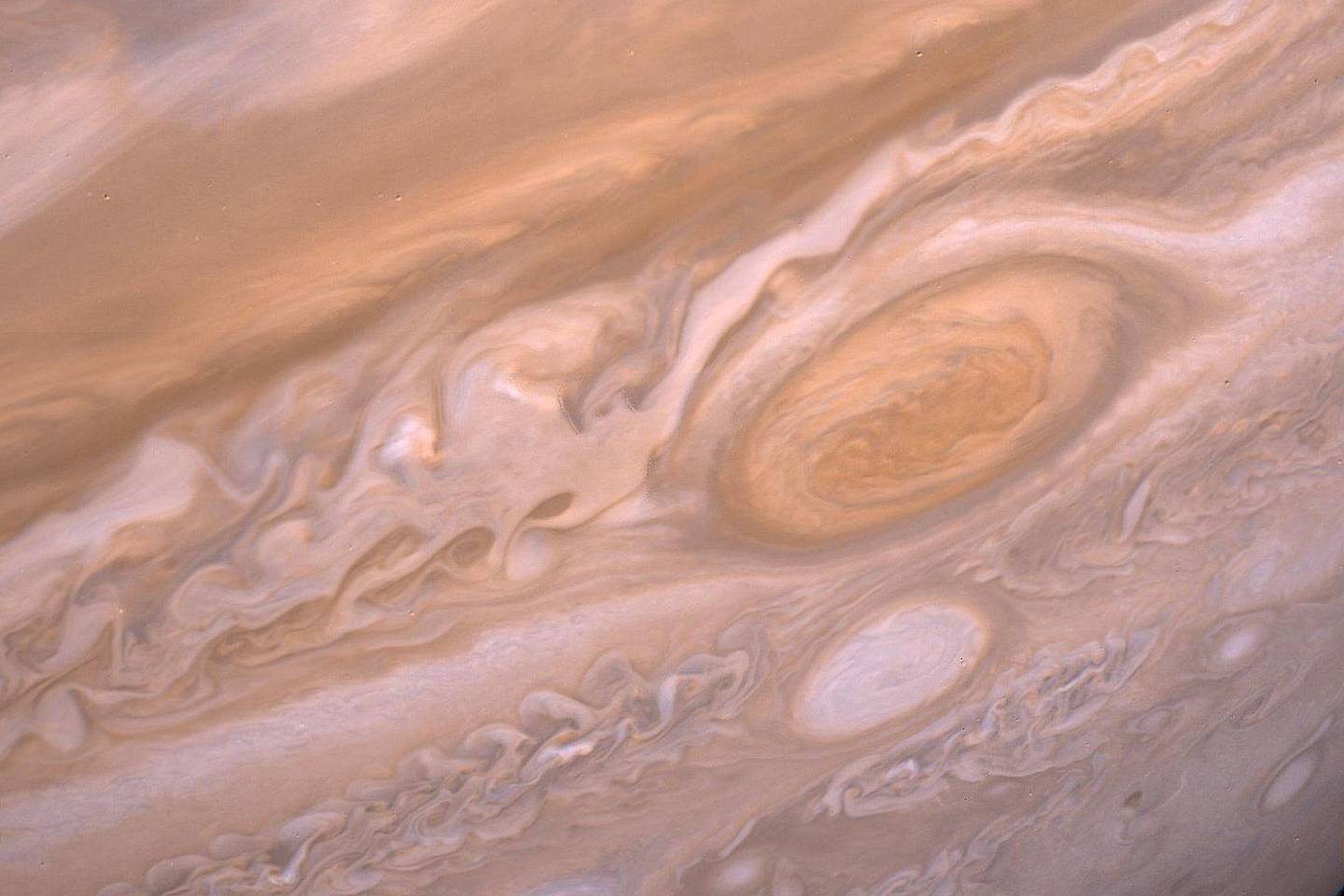  Ties Jupiterio pusiauju nuolatos pučia stiprus vėjas, vadinamas čiurkšline srove. Maždaug kas ketverius Žemės metus srovės kryptis pasikeičia – kartais ji pučia į rytus, kartais į vakarus<br> NASA nuotr.