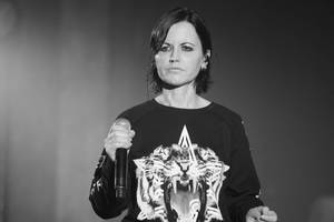 Netikėtai mirusi „The Cranberries“ vokalistė ruošėsi įrašyti naują „Zombie“ versiją