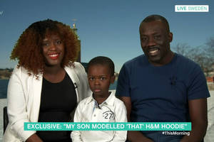 Aistros dėl H&M reklamos neslopsta – berniuko šeimai teko bėgti