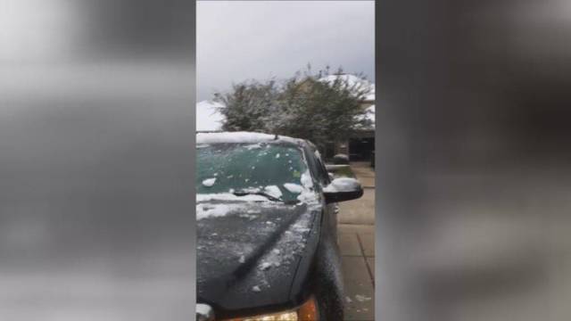 Unikalu – vyras sugalvojo greitą būdą, kaip pašalinti sniegą nuo automobilio