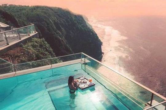 Turistams siūloma paplaukioti baseine virš bedugnės