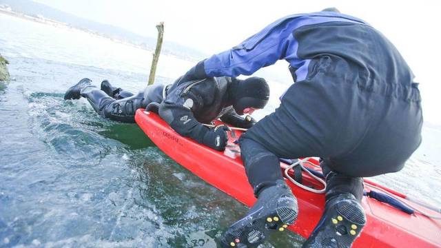 Specialistai pataria, ką daryti įlūžus į ledinį vandenį 