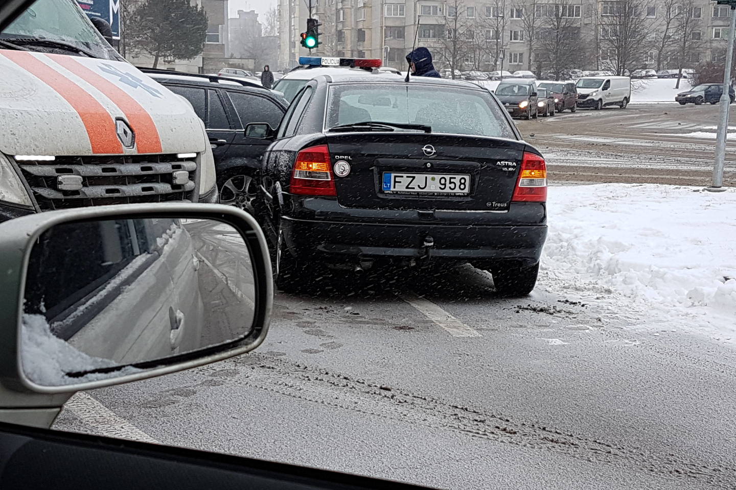 Kaune, Baltų prospekte įvyko skaudi avarija - susidūrė trys automobiliai.
