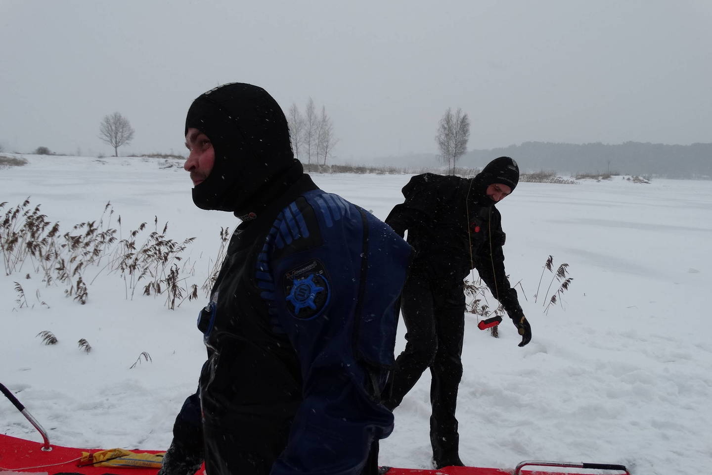  Kauno gelbėtojai parodė, kaip suteikti pagalbą ežere įlūžusiems žmonėms.<br> A.Karaliūno nuotr.