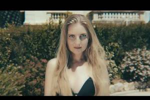 Eleonora Sebrova pristatė Prancūzijos pietuose nufilmuotą muzikinį klipą