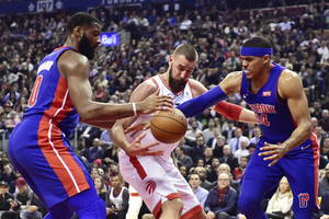 Dainiaus Adomaičio akivaizdoje Jonas Valančiūnas vedė į pergalę „Raptors“