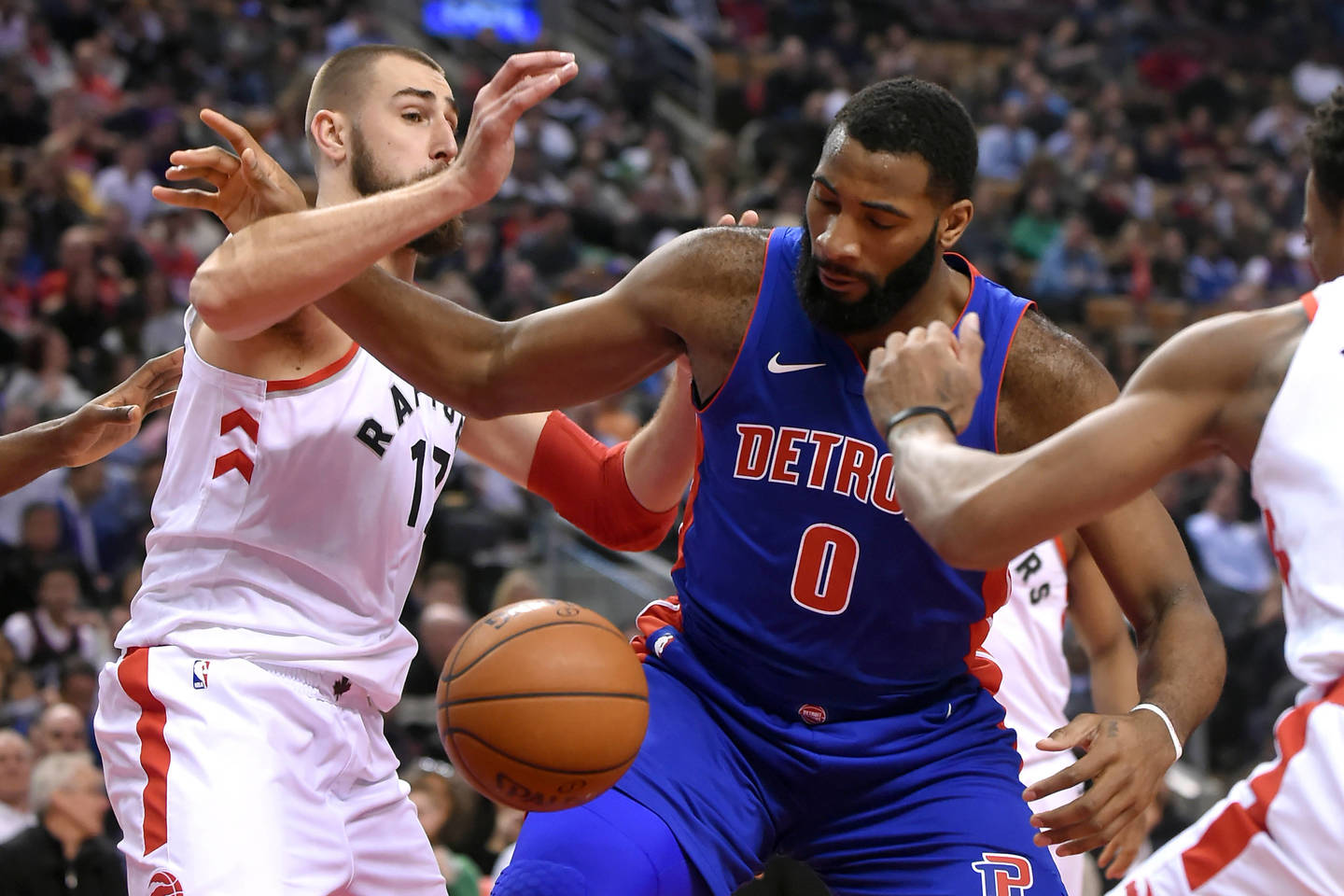 Jonas Valančiūnas užtikrintai stumdėsi po krepšiu.<br> USA Today Sports nuotr.