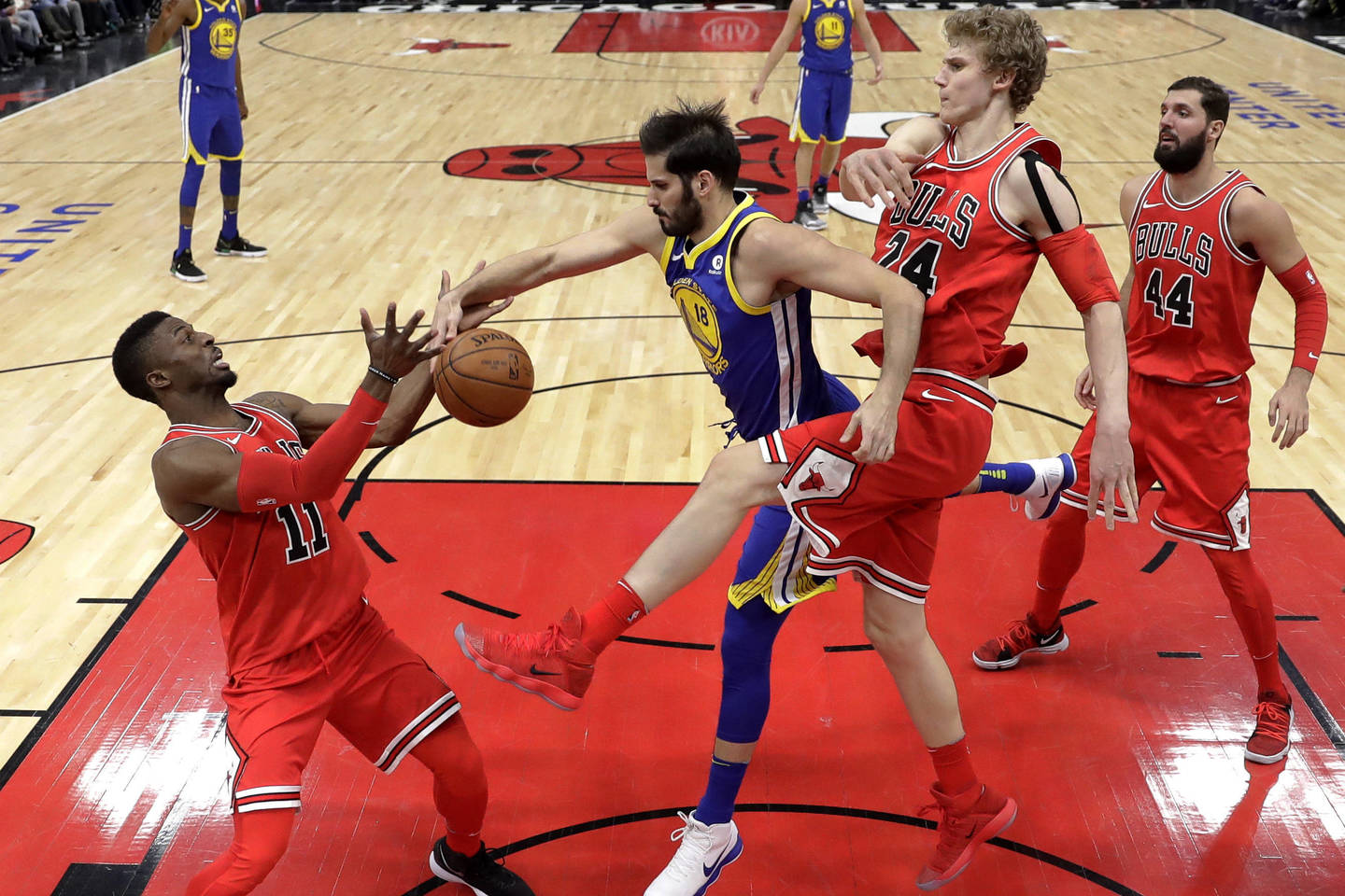 NBA čempionai ir toliau žaidžia galingai.<br> AP nuotr.