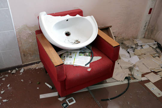 Metų vaikas Vilniaus parduotuvėje užsivertė keramikinį praustuvą