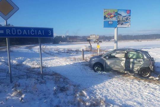 Kretingos r. po smūgio į vilkiką „Toyota“ atsidūrė griovyje: ugniagesiai vadavo moterį