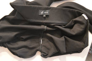 Suplyšusias kelnes grąžinti atnešusi moteris nustebo: „To nežino net pardavėjai“