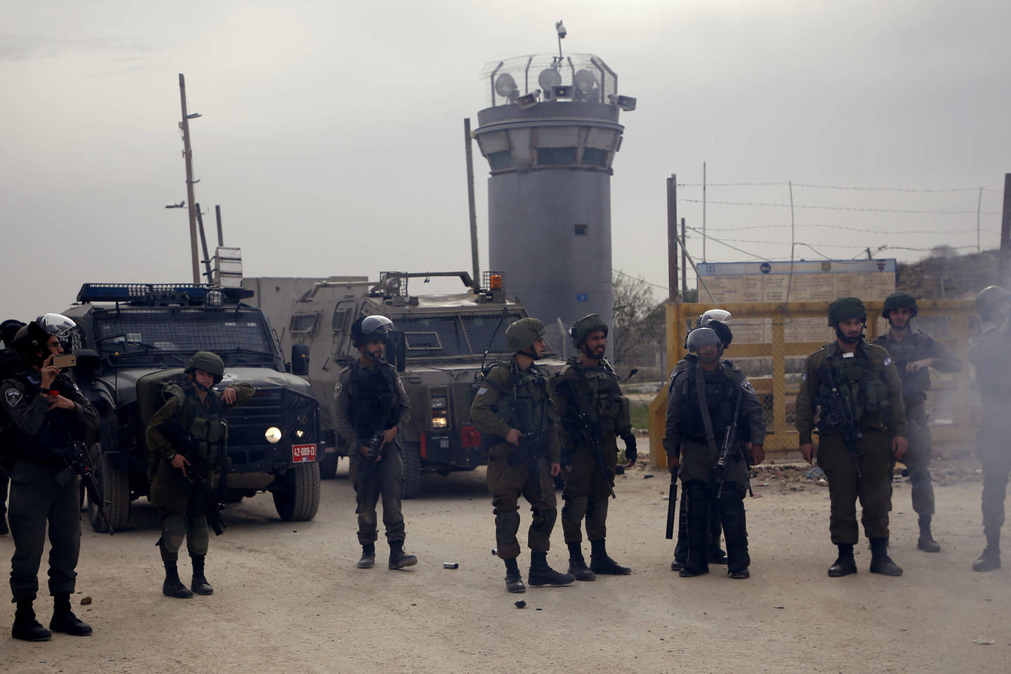  Izraelio kariuomenė nurodė, kad palestiniečiai į karius svaidė savadarbius sprogstamuosius užtaisus.<br> AFP/Scanpix nuotr.